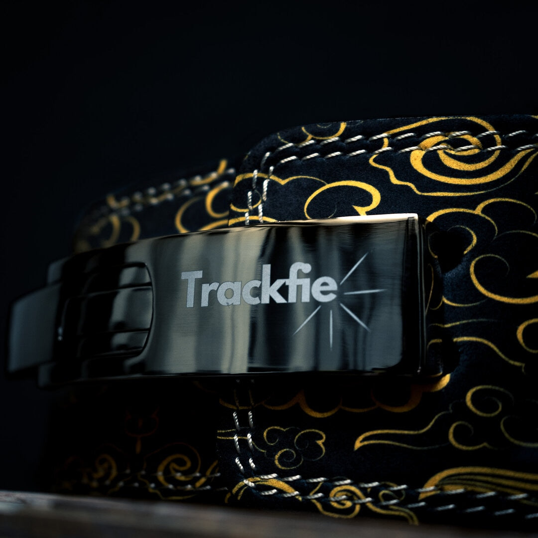 Nærbillede af bæltespændet på et gult Trackfie træningsbælte