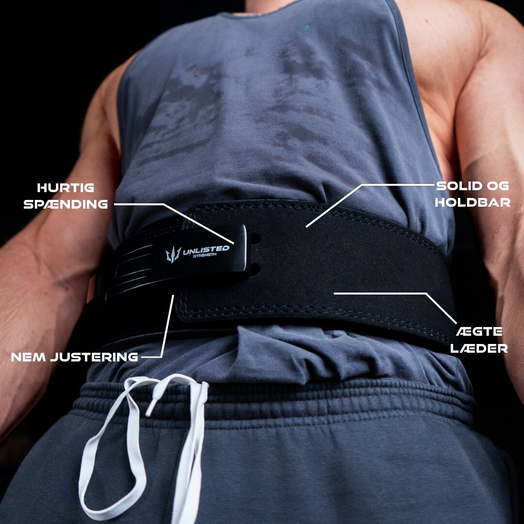 Mand med sort Unlisted Strength træningsbælte, hvor bæltets specifikationer er fremhævet