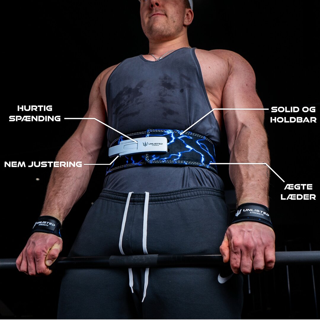 Mand med blå Unlisted Strength træningsbælte, hvor bæltets specifikationer er fremhævet