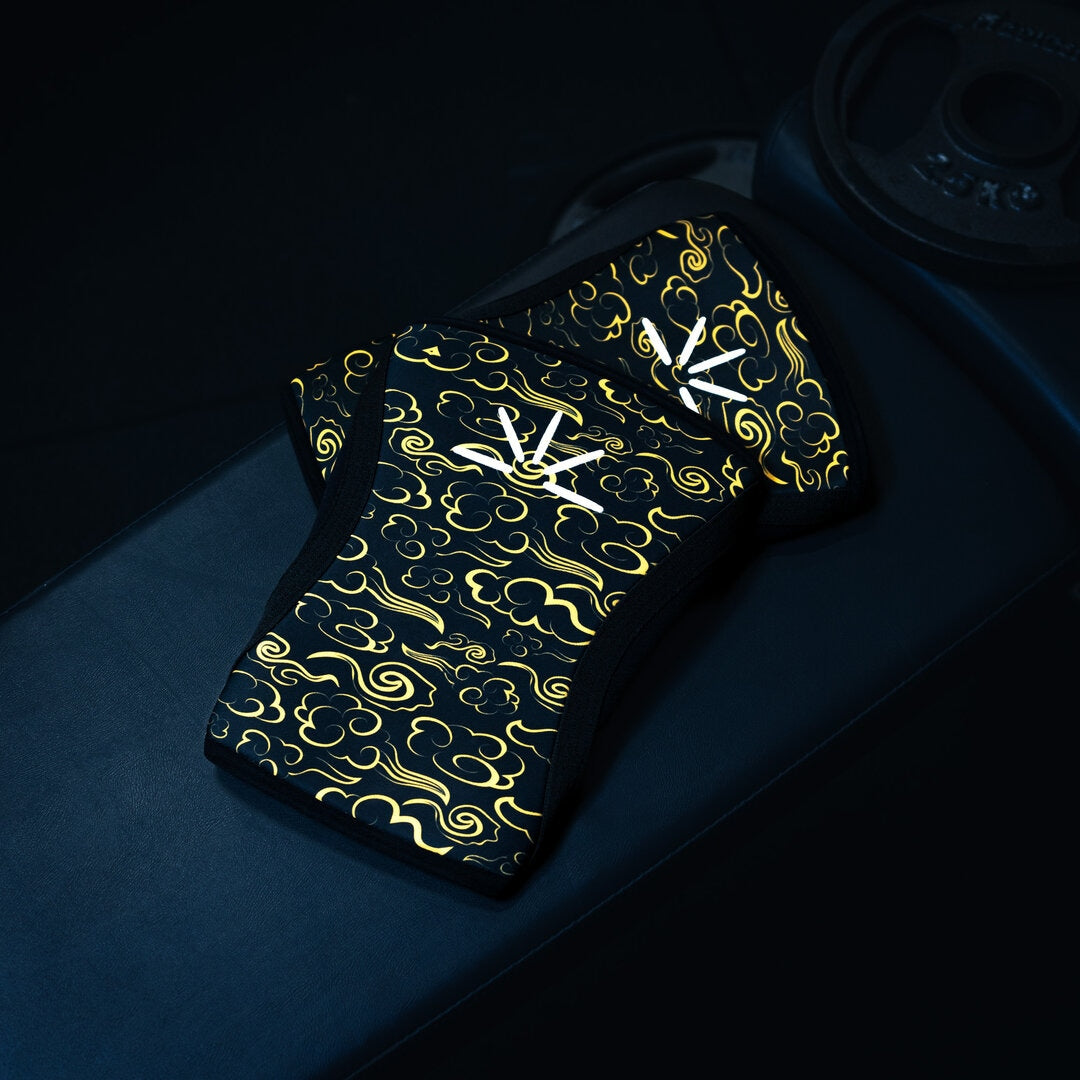 Trackfie yellow sky knee sleeves ligger på en bænk