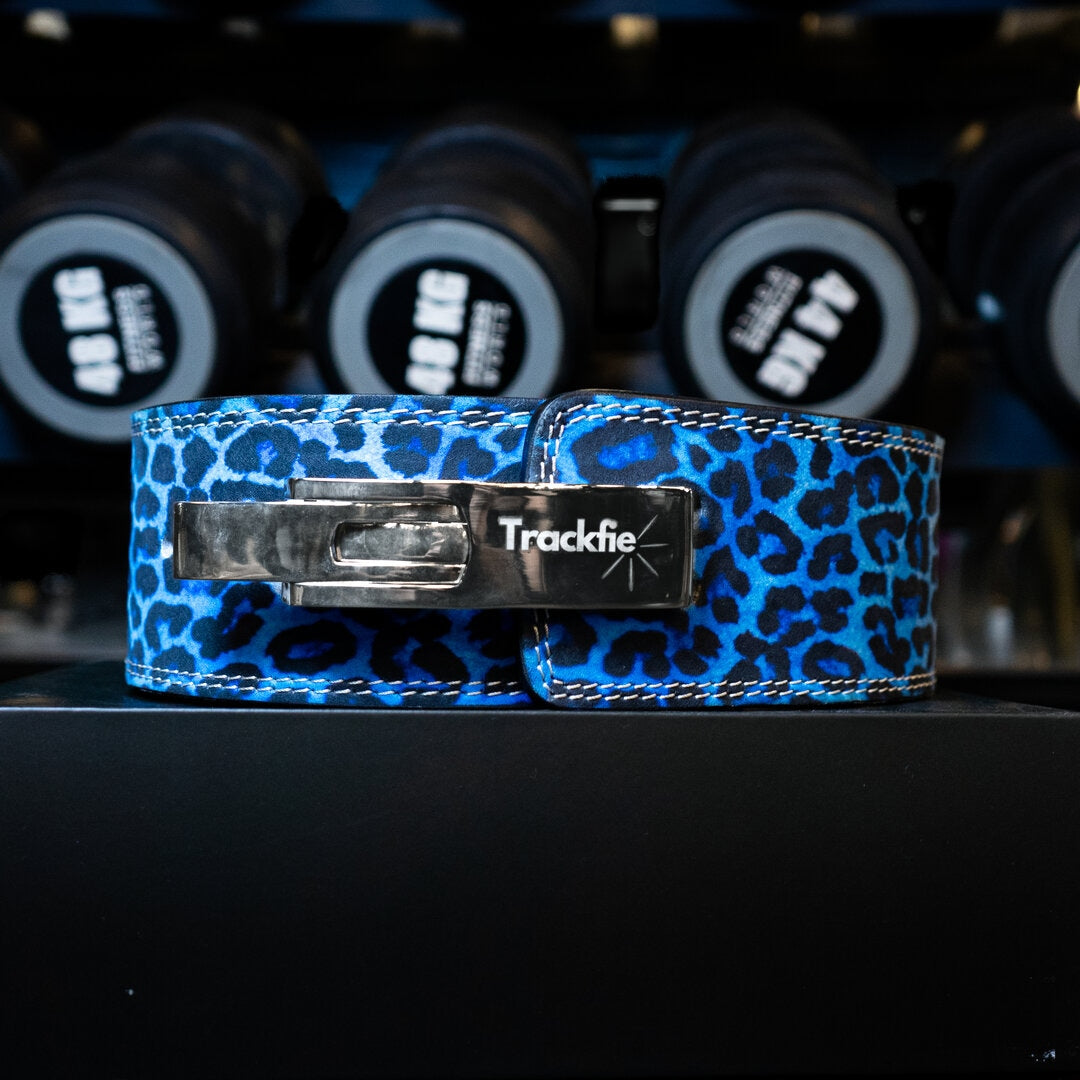 Trackfie lever belt med blåt leopard print set forfra